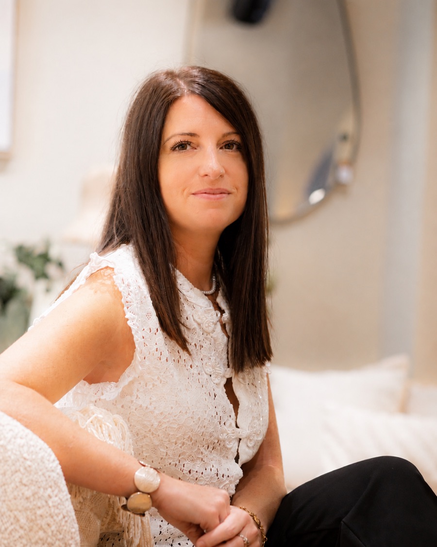 Portrait de Julie Rubio, architecte d'intérieur, assise dans un intérieur clair.