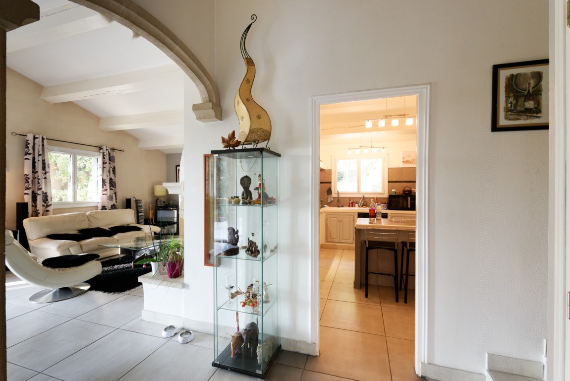 L'ancien passage en arche vers la cuisine, avec une vitrine.