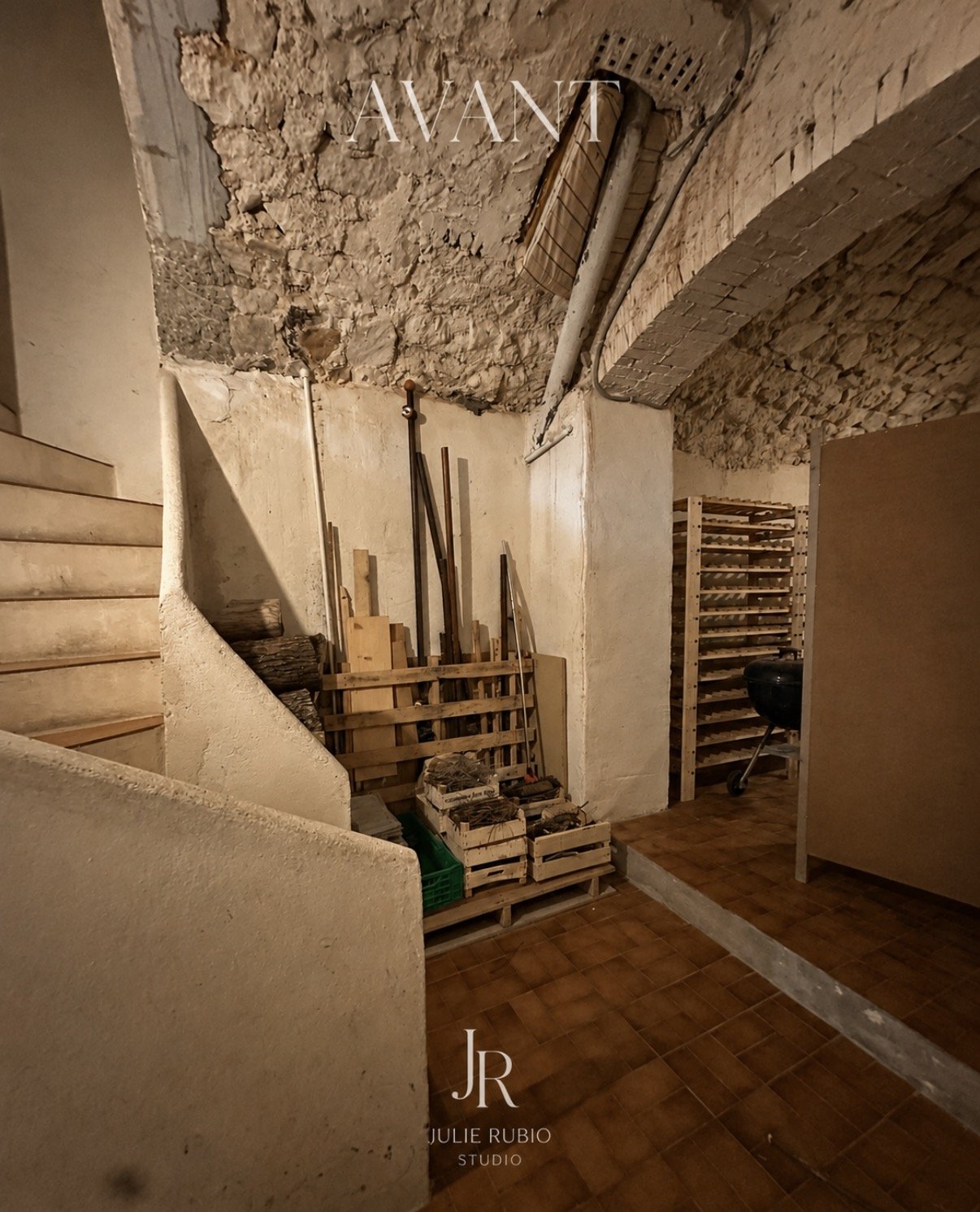 Espace sous l'escalier avant travaux, utilisé comme réserve.