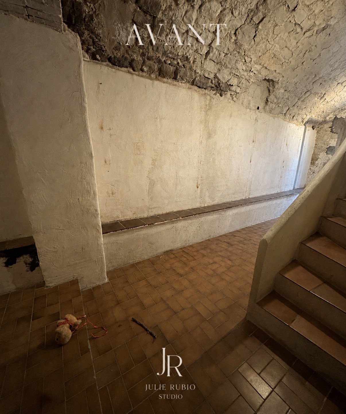 Recoin brut au pied de l'escalier de pierre.