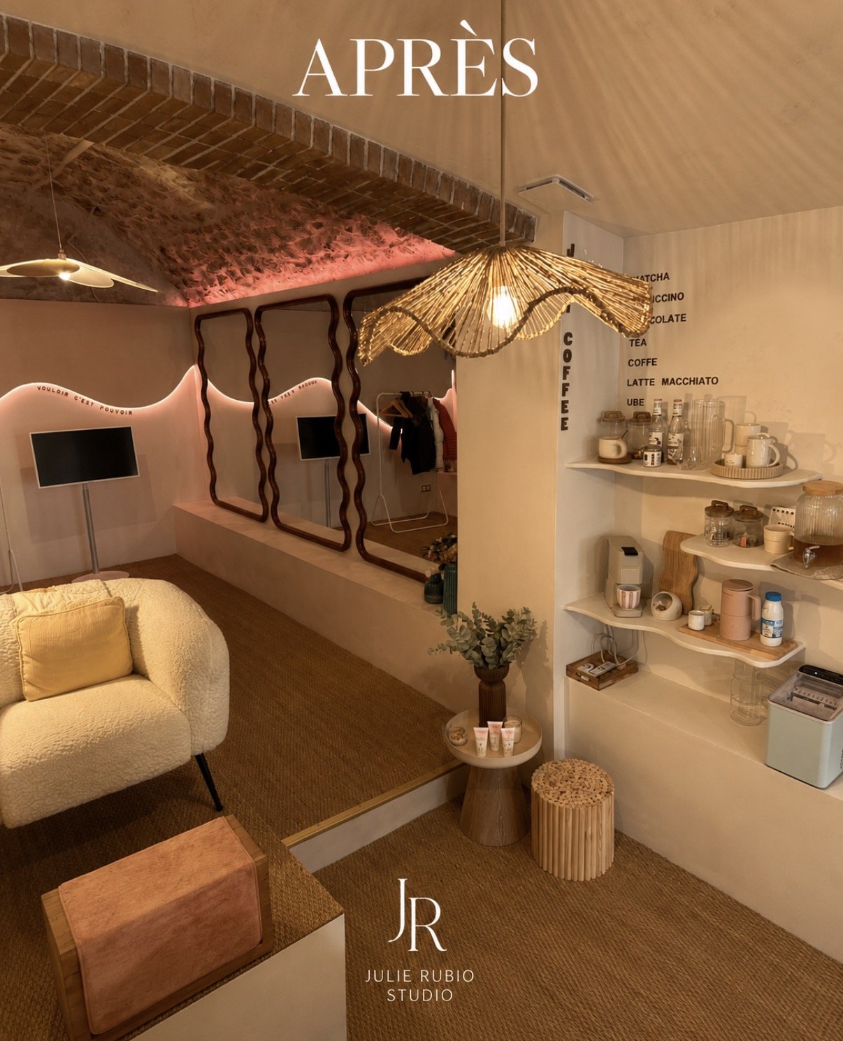 La pièce devenue espace Pilates, néon rose, banquette bouclée et étagères.