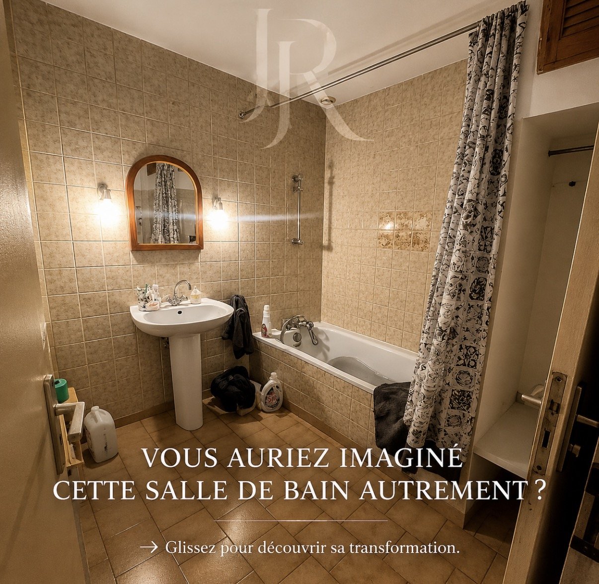 La salle de bain d'origine : faïence beige, baignoire et lavabo colonne.